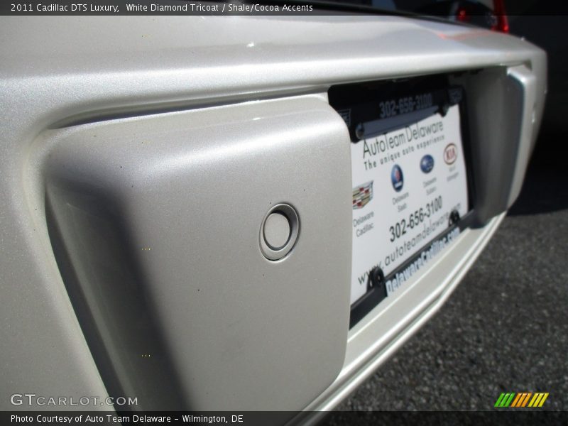 White Diamond Tricoat / Shale/Cocoa Accents 2011 Cadillac DTS Luxury