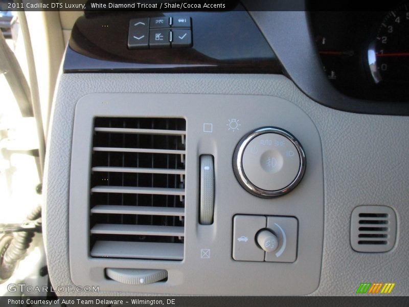 White Diamond Tricoat / Shale/Cocoa Accents 2011 Cadillac DTS Luxury