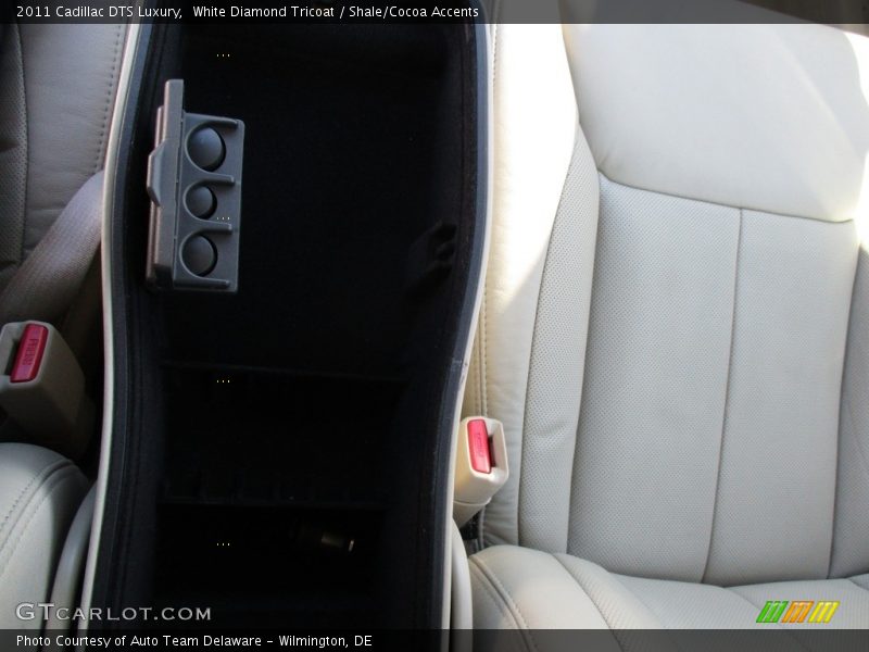 White Diamond Tricoat / Shale/Cocoa Accents 2011 Cadillac DTS Luxury