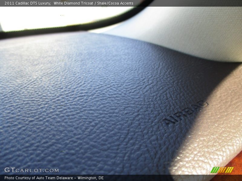 White Diamond Tricoat / Shale/Cocoa Accents 2011 Cadillac DTS Luxury