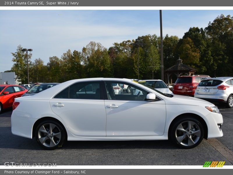 Super White / Ivory 2014 Toyota Camry SE