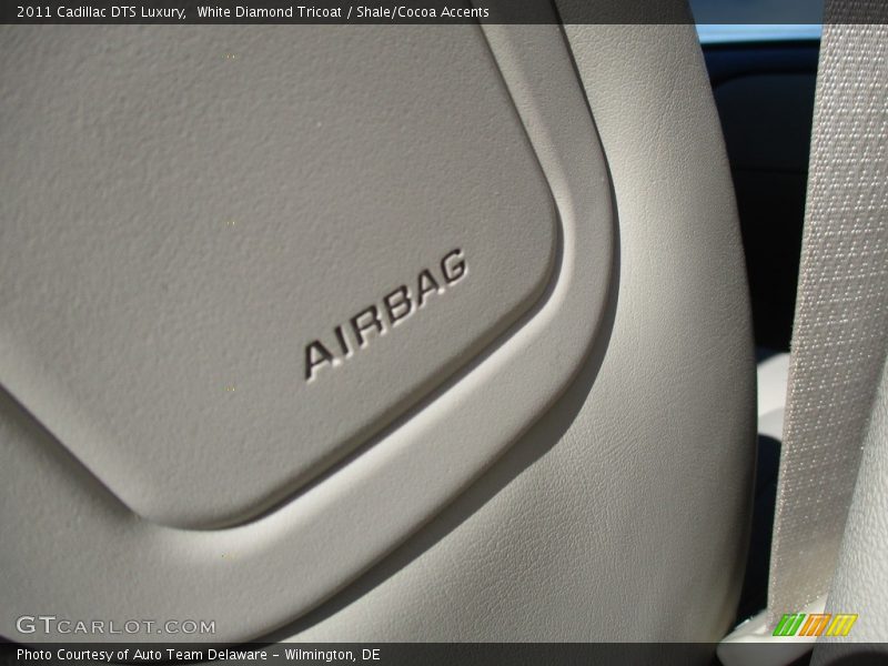 White Diamond Tricoat / Shale/Cocoa Accents 2011 Cadillac DTS Luxury