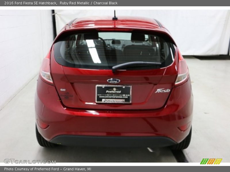 Ruby Red Metallic / Charcoal Black 2016 Ford Fiesta SE Hatchback