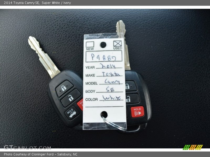 Super White / Ivory 2014 Toyota Camry SE