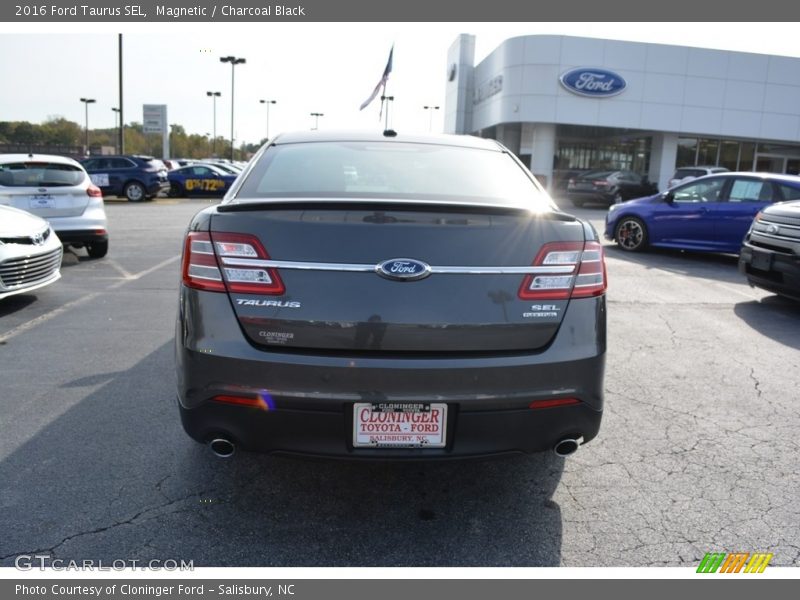 Magnetic / Charcoal Black 2016 Ford Taurus SEL