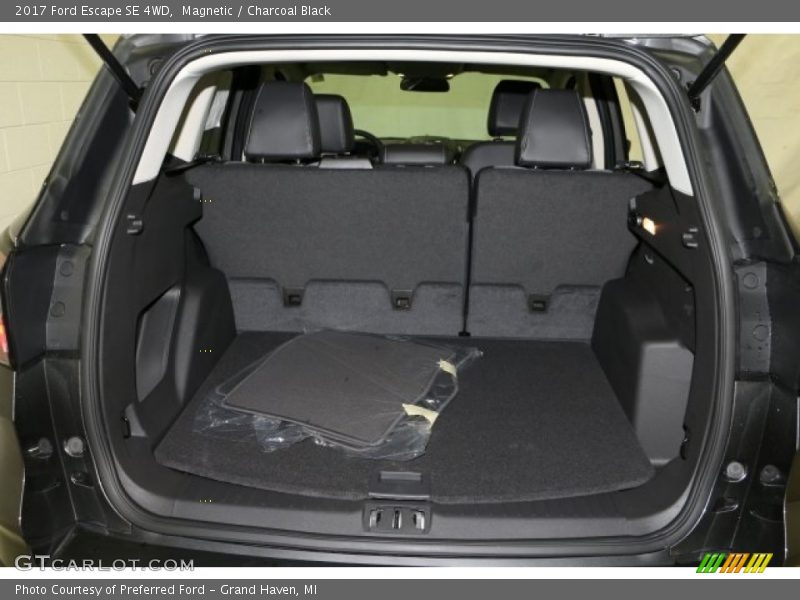 Magnetic / Charcoal Black 2017 Ford Escape SE 4WD
