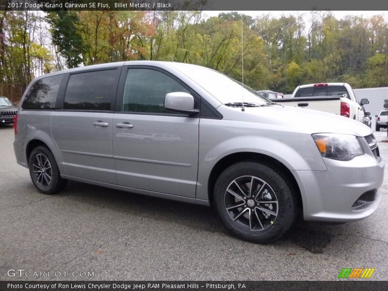 Front 3/4 View of 2017 Grand Caravan SE Plus