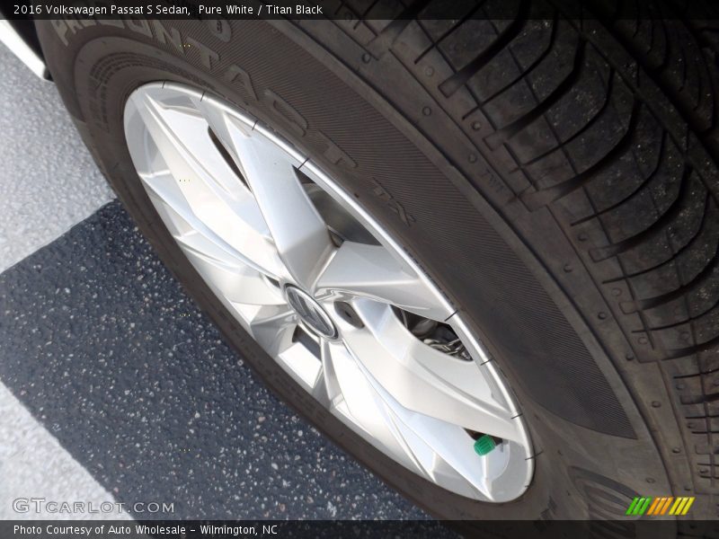 Pure White / Titan Black 2016 Volkswagen Passat S Sedan