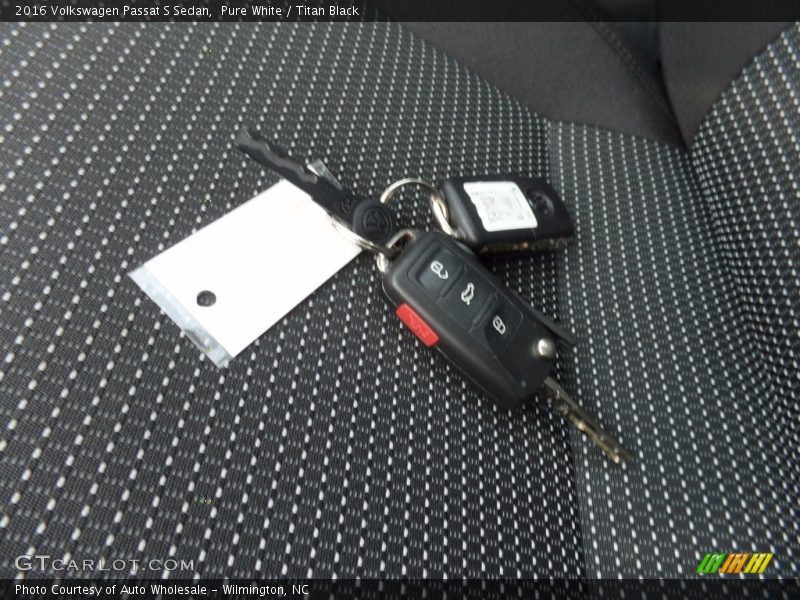 Pure White / Titan Black 2016 Volkswagen Passat S Sedan