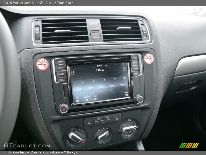 Black / Titan Black 2016 Volkswagen Jetta SE