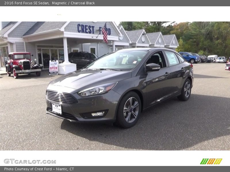 Magnetic / Charcoal Black 2016 Ford Focus SE Sedan