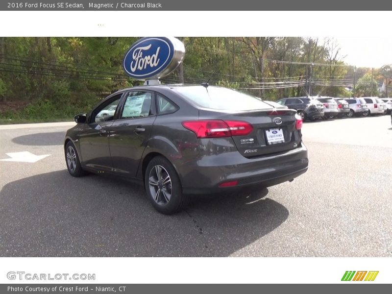 Magnetic / Charcoal Black 2016 Ford Focus SE Sedan