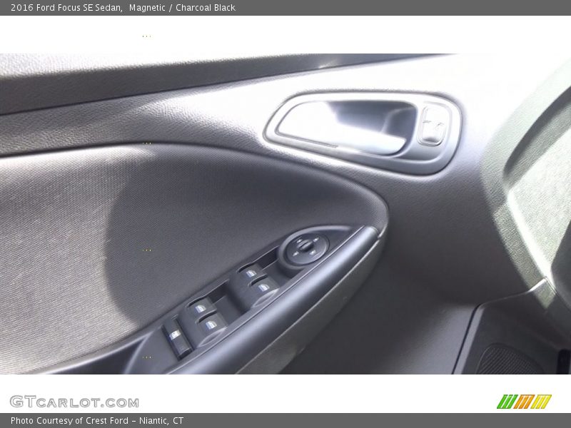 Magnetic / Charcoal Black 2016 Ford Focus SE Sedan