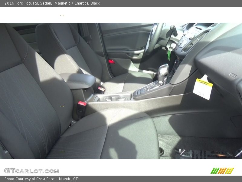 Magnetic / Charcoal Black 2016 Ford Focus SE Sedan