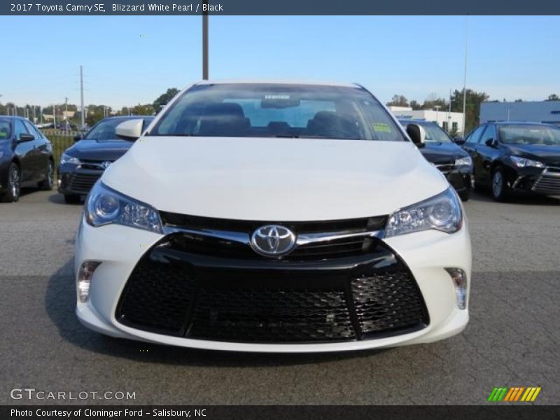 Blizzard White Pearl / Black 2017 Toyota Camry SE