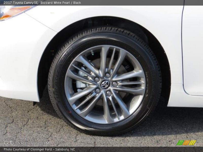 Blizzard White Pearl / Black 2017 Toyota Camry SE