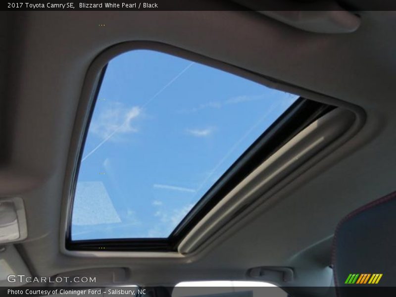 Blizzard White Pearl / Black 2017 Toyota Camry SE