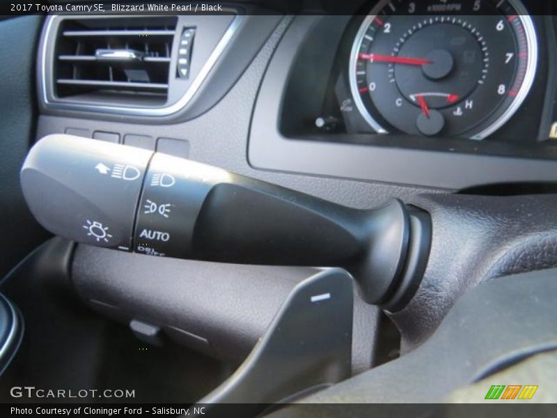 Blizzard White Pearl / Black 2017 Toyota Camry SE