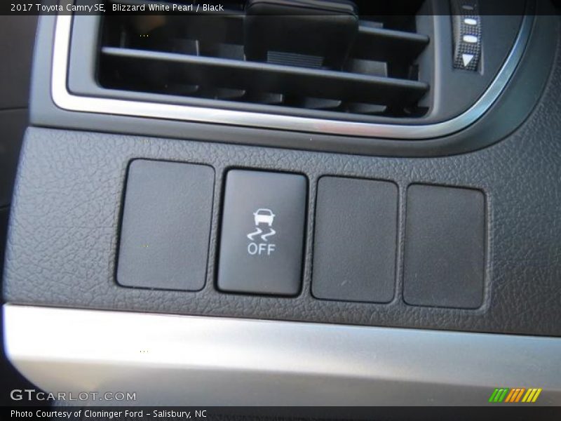 Blizzard White Pearl / Black 2017 Toyota Camry SE