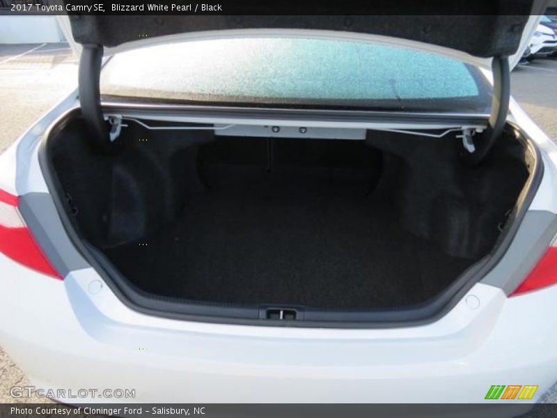 Blizzard White Pearl / Black 2017 Toyota Camry SE