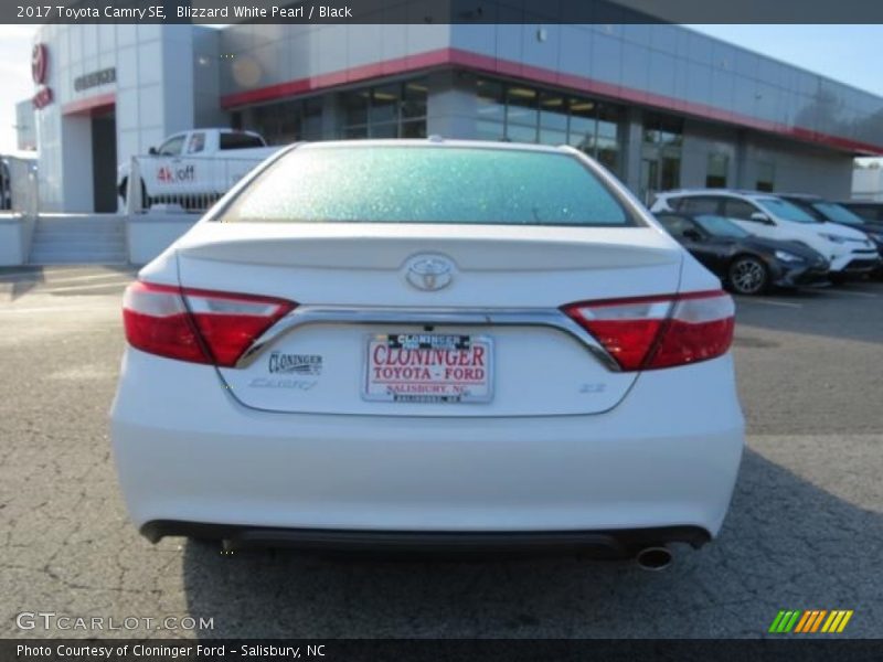 Blizzard White Pearl / Black 2017 Toyota Camry SE