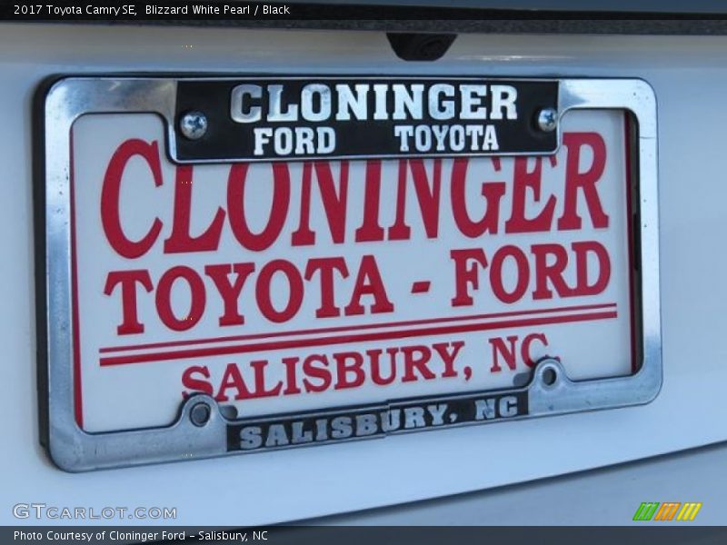 Blizzard White Pearl / Black 2017 Toyota Camry SE
