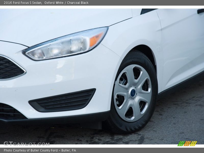 Oxford White / Charcoal Black 2016 Ford Focus S Sedan
