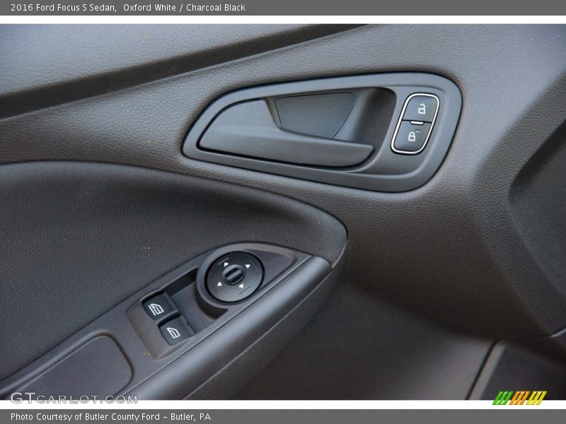 Oxford White / Charcoal Black 2016 Ford Focus S Sedan