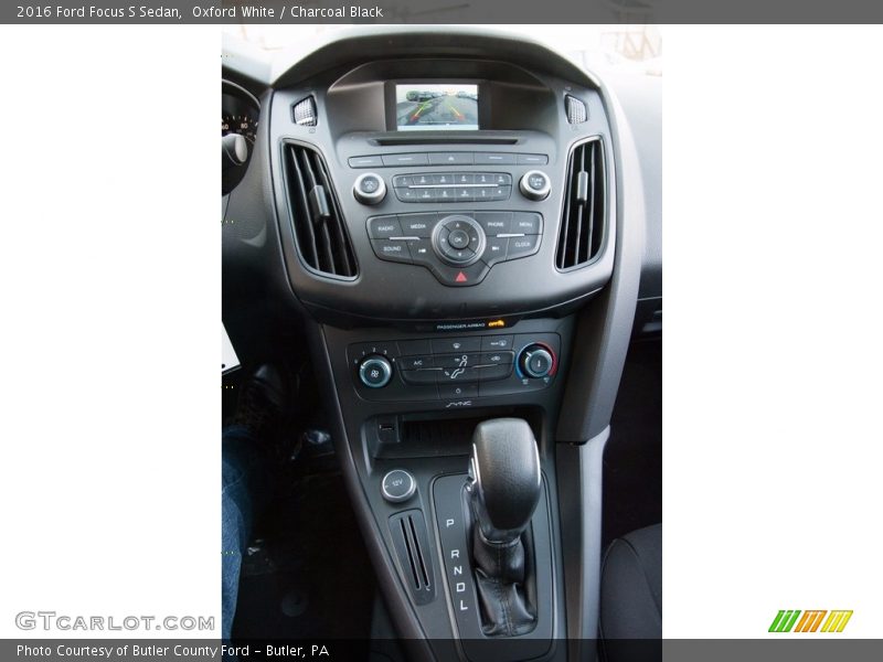 Oxford White / Charcoal Black 2016 Ford Focus S Sedan