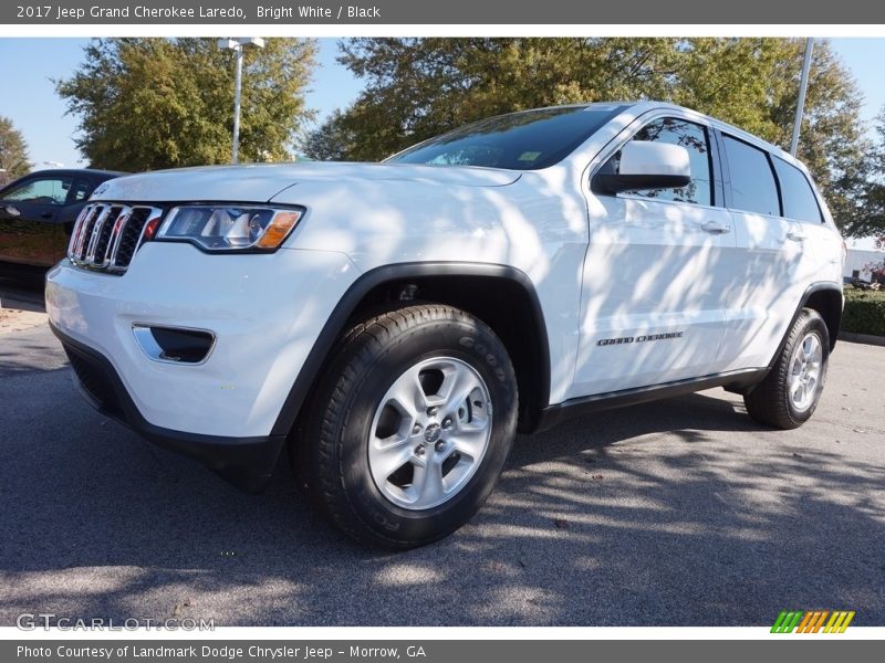 Bright White / Black 2017 Jeep Grand Cherokee Laredo