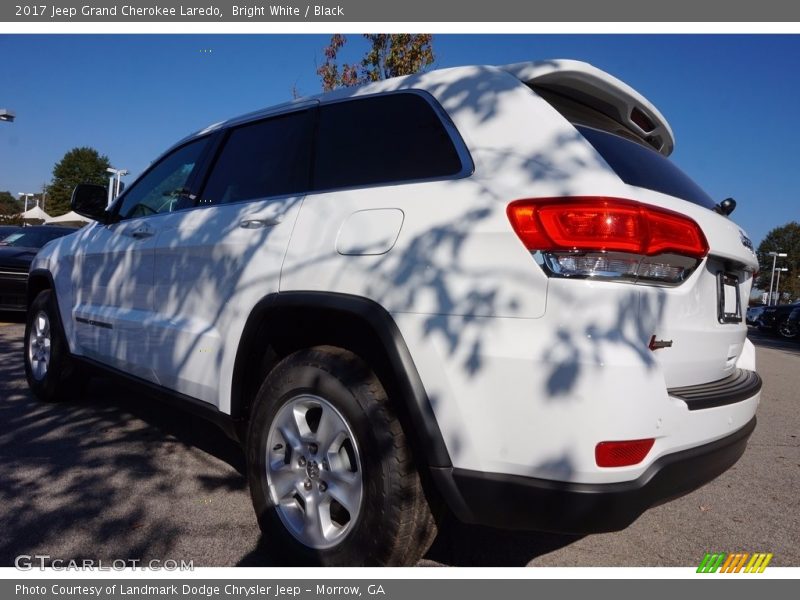 Bright White / Black 2017 Jeep Grand Cherokee Laredo