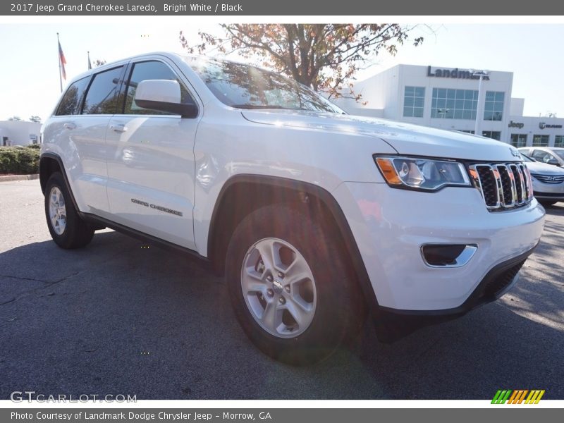 Bright White / Black 2017 Jeep Grand Cherokee Laredo