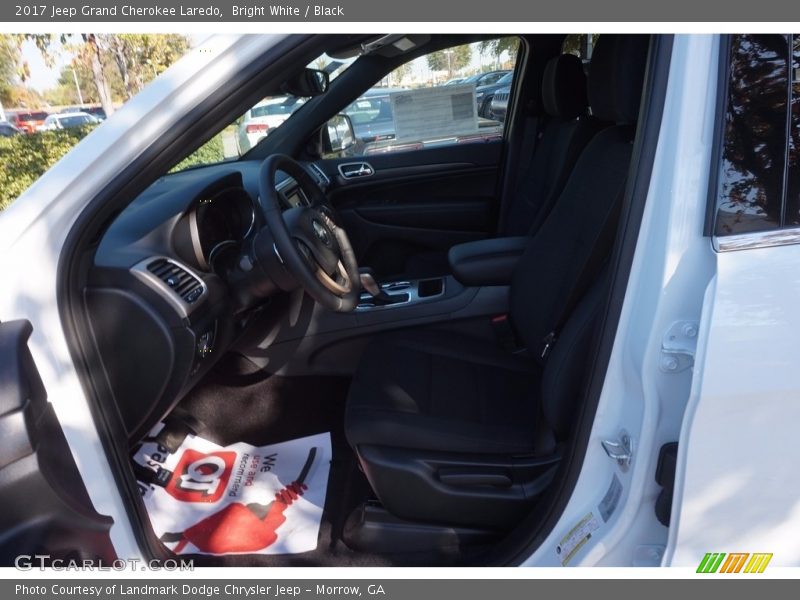 Bright White / Black 2017 Jeep Grand Cherokee Laredo
