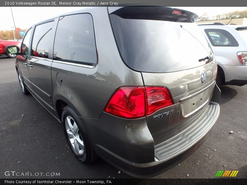 Meteor Gray Metallic / Aero Gray 2010 Volkswagen Routan SE