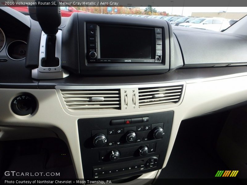 Meteor Gray Metallic / Aero Gray 2010 Volkswagen Routan SE