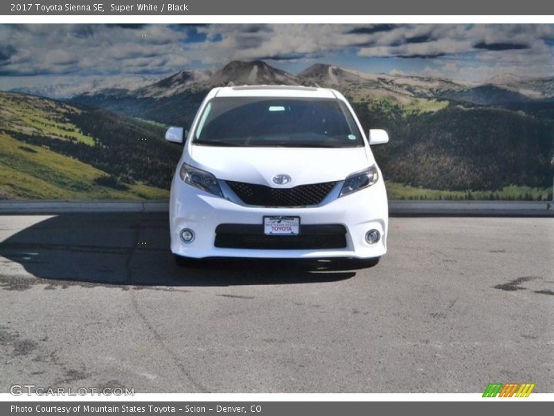 Super White / Black 2017 Toyota Sienna SE