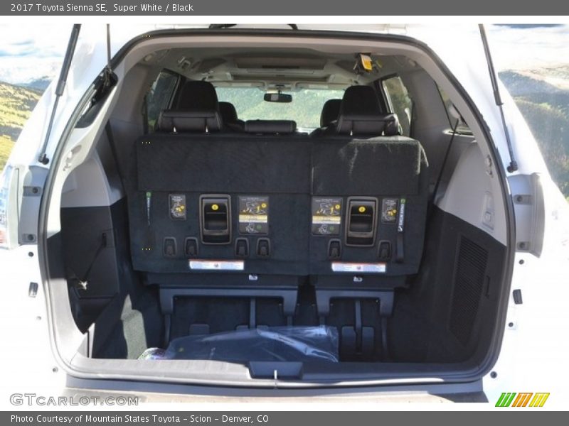 Super White / Black 2017 Toyota Sienna SE