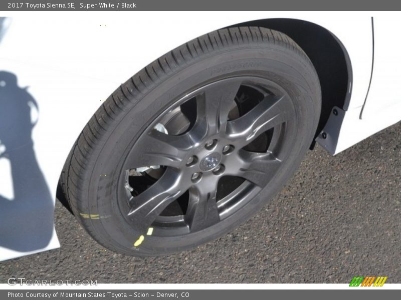 Super White / Black 2017 Toyota Sienna SE
