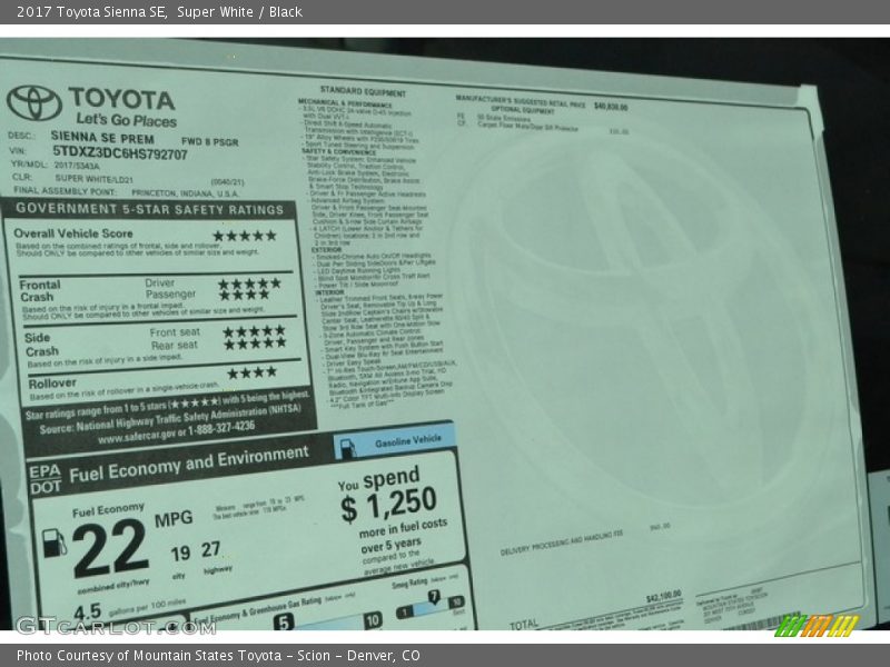 Super White / Black 2017 Toyota Sienna SE