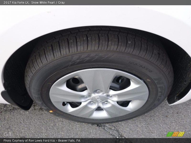 Snow White Pearl / Gray 2017 Kia Forte LX