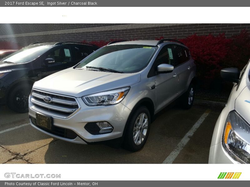Ingot Silver / Charcoal Black 2017 Ford Escape SE