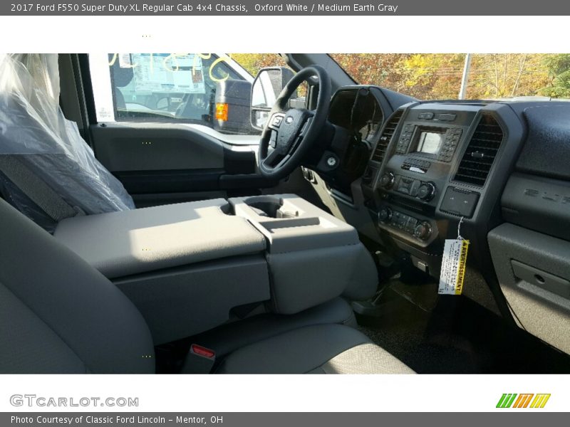 Oxford White / Medium Earth Gray 2017 Ford F550 Super Duty XL Regular Cab 4x4 Chassis