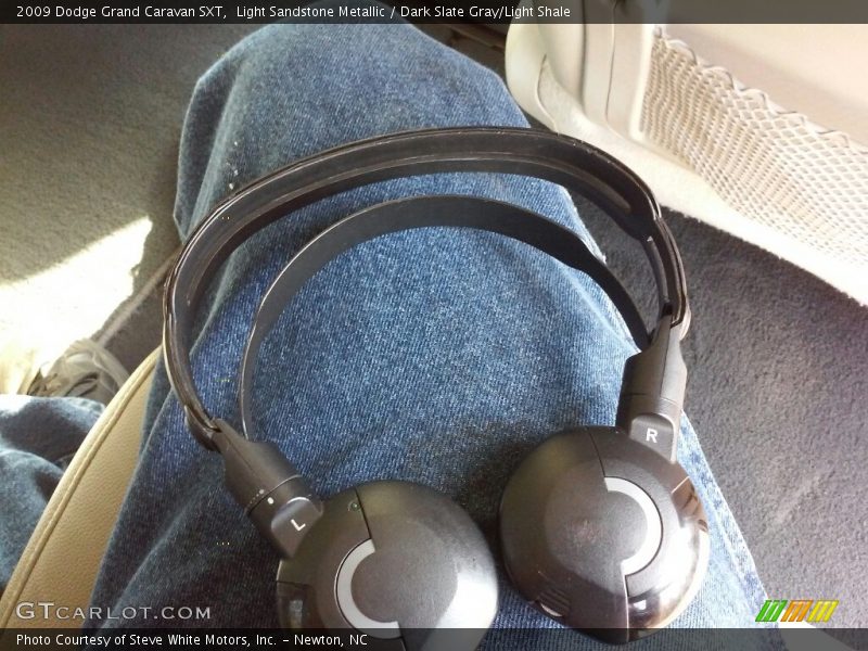 Light Sandstone Metallic / Dark Slate Gray/Light Shale 2009 Dodge Grand Caravan SXT