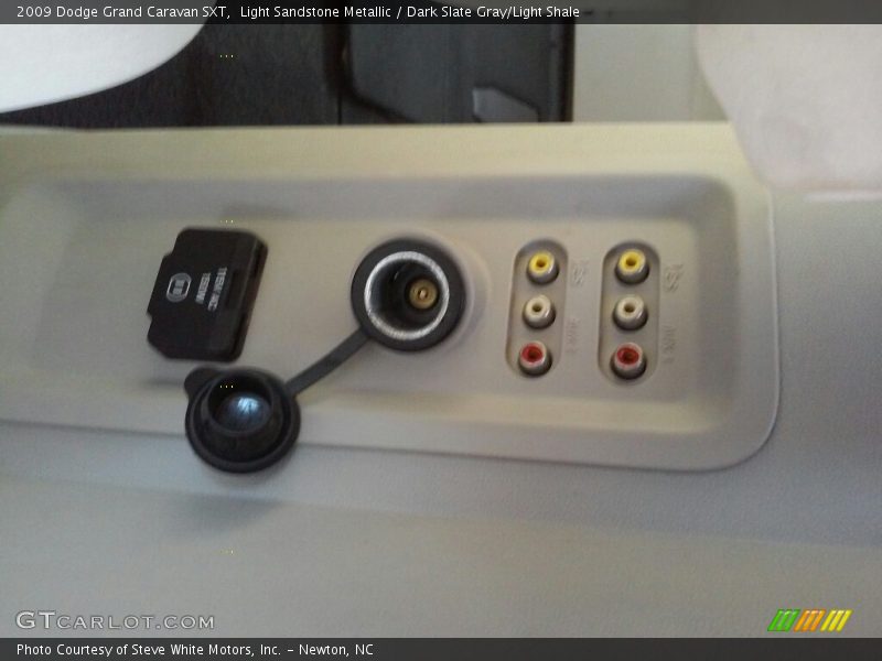 Light Sandstone Metallic / Dark Slate Gray/Light Shale 2009 Dodge Grand Caravan SXT