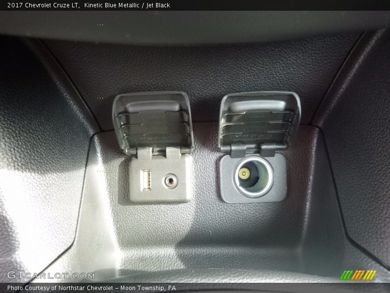 Kinetic Blue Metallic / Jet Black 2017 Chevrolet Cruze LT