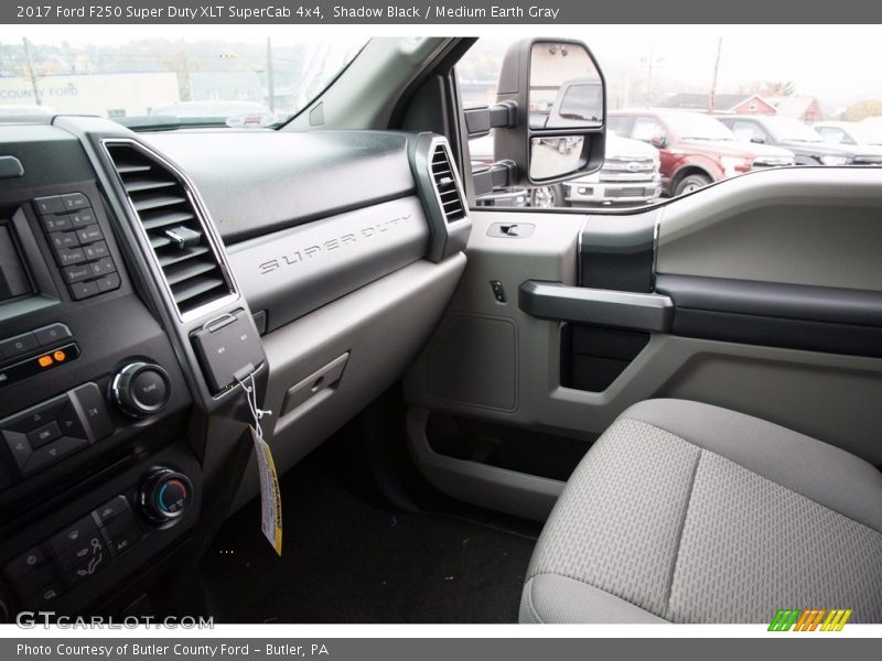 Shadow Black / Medium Earth Gray 2017 Ford F250 Super Duty XLT SuperCab 4x4