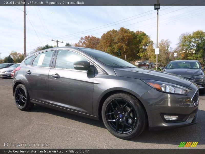 Magnetic / Charcoal Black 2016 Ford Focus SE Hatch