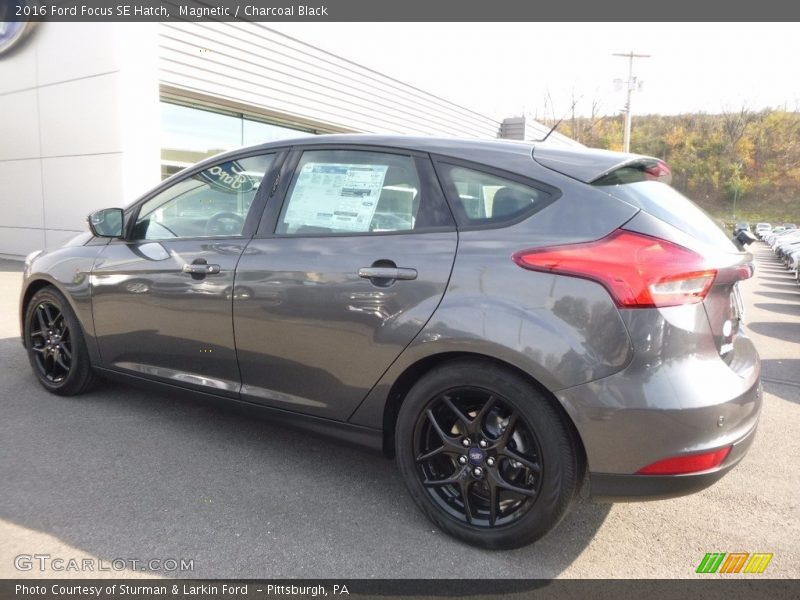 Magnetic / Charcoal Black 2016 Ford Focus SE Hatch