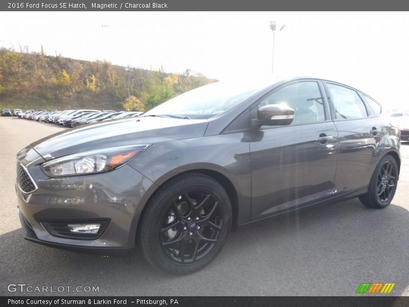 Magnetic / Charcoal Black 2016 Ford Focus SE Hatch