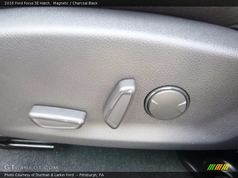 Magnetic / Charcoal Black 2016 Ford Focus SE Hatch